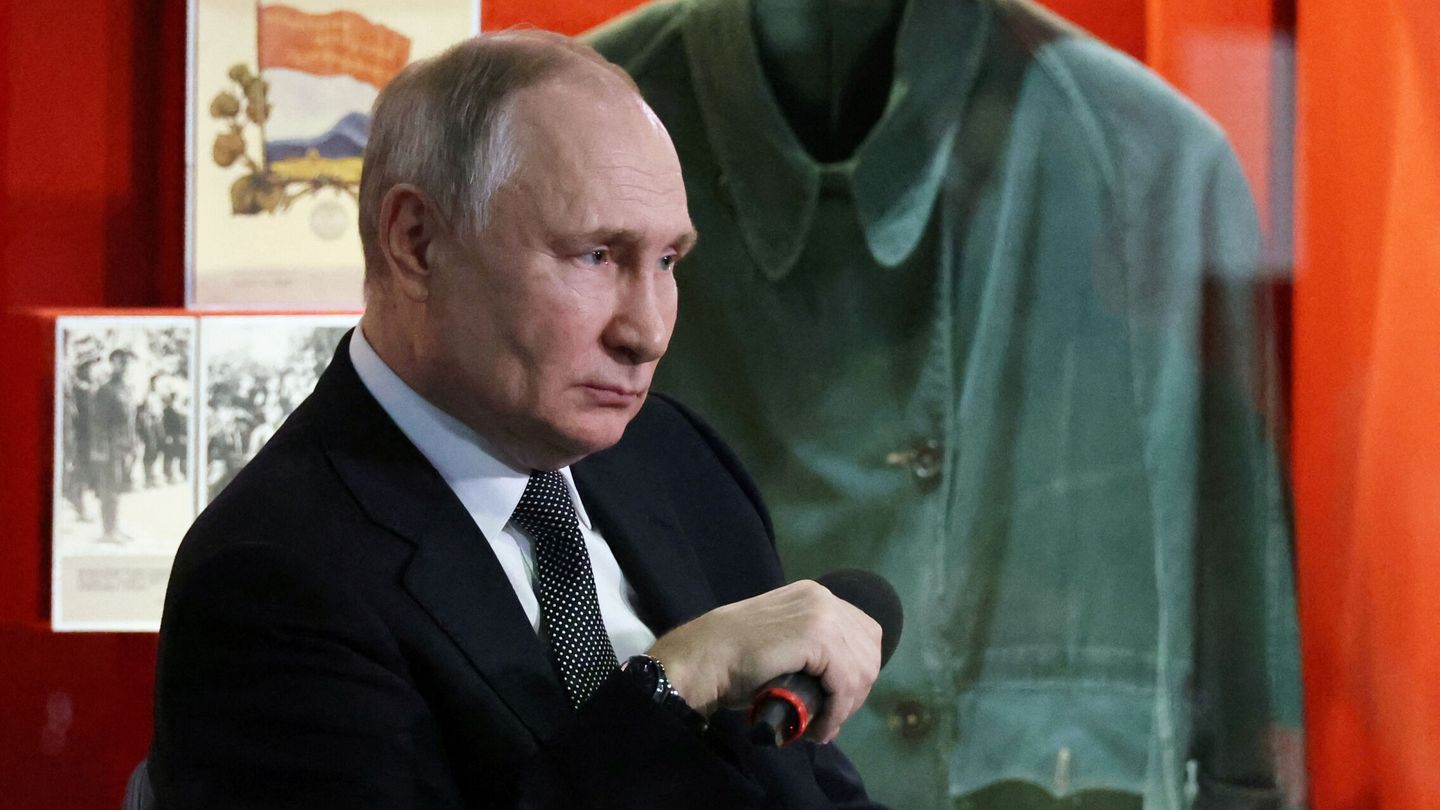 Russian President Vladimir Putin meets with members of public patriotic and youth organisations at the Battle of Stalingrad Museum and Panorama, as part of commemorative events marking the 80th anniversary of the Battle of Stalingrad in the World War Two, in Volgograd, Russia February 2, 2023. Sputnik Mikhail Klimentyev Kremlin via REUTERS ATTENTION EDITORS - THIS IMAGE WAS PROVIDED BY A THIRD PARTY.