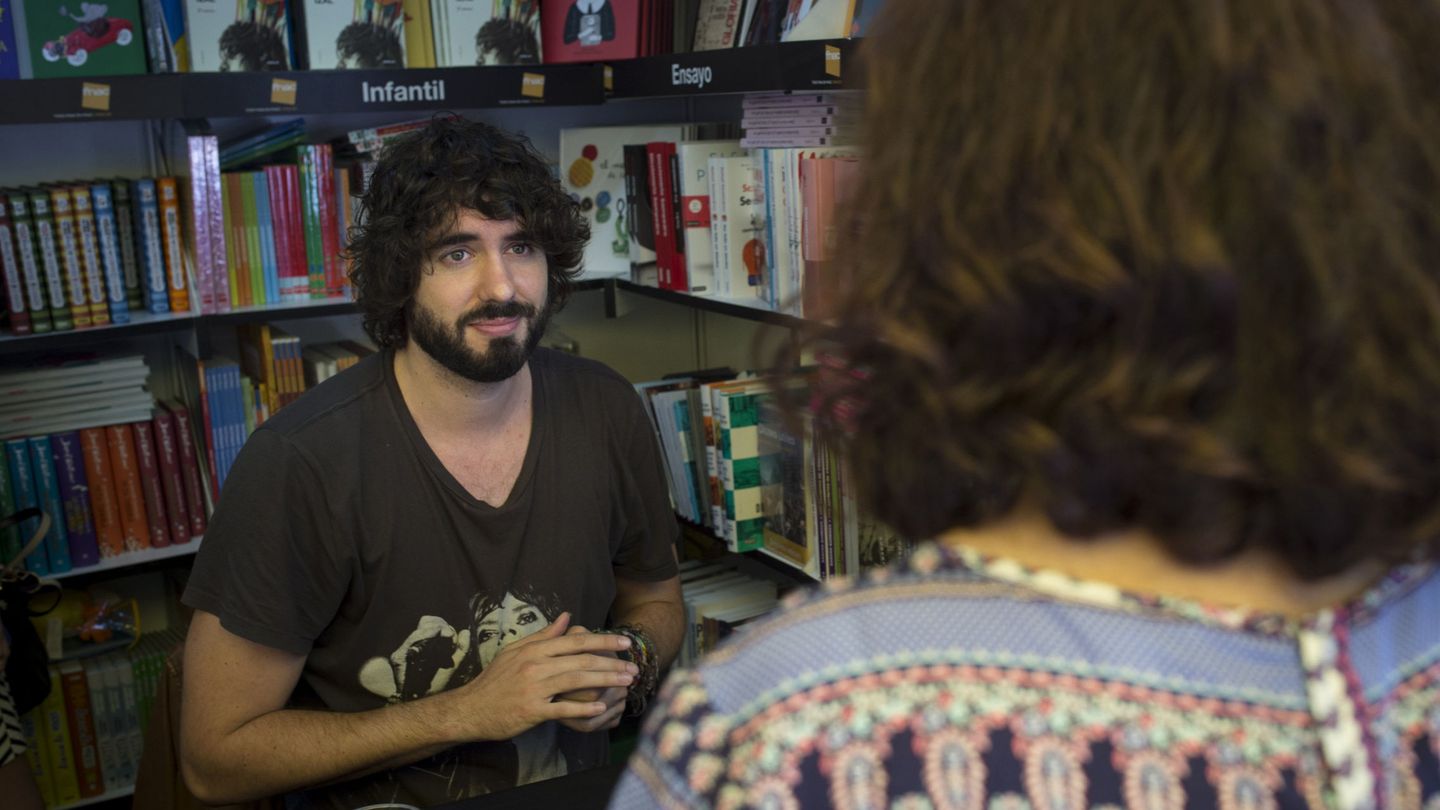 Mikel Izal firma ejemplares de su libro 'Los seres que me llenan' en la 75 edición de la Feria del Libro de Madrid. (EFE/Luca Piergiovanni)