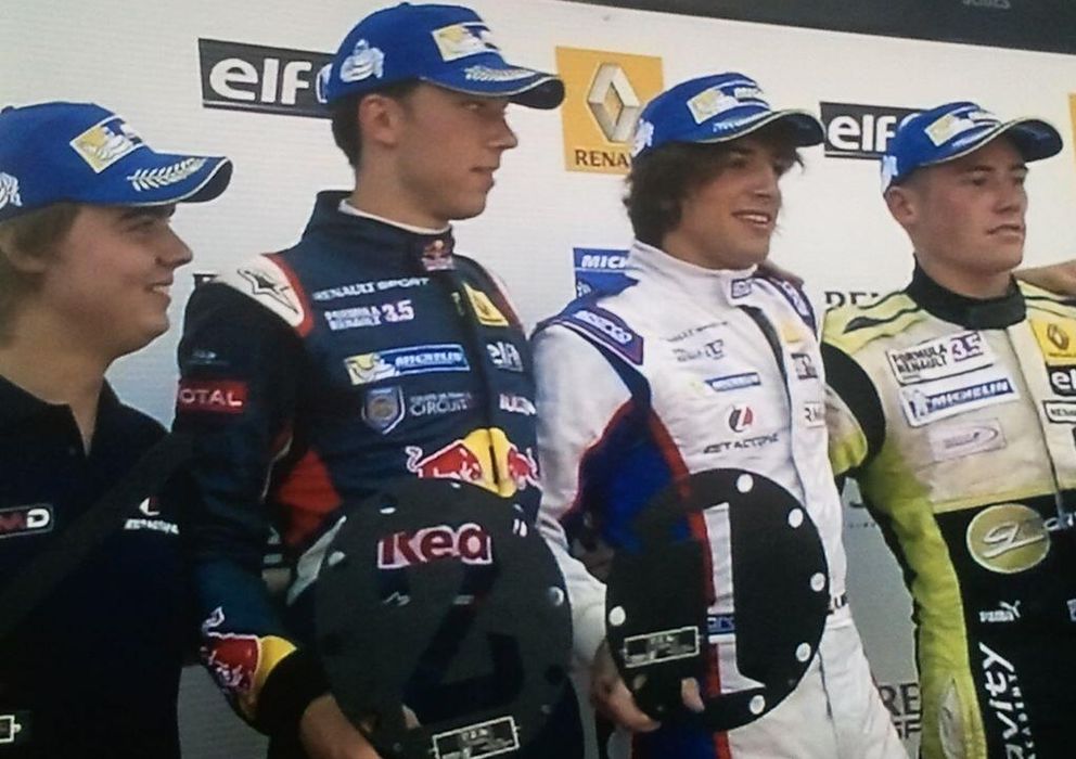 Foto: Pierre Gasly, Roberto Merhi, y Richie Stanaway en el podio de Moscú