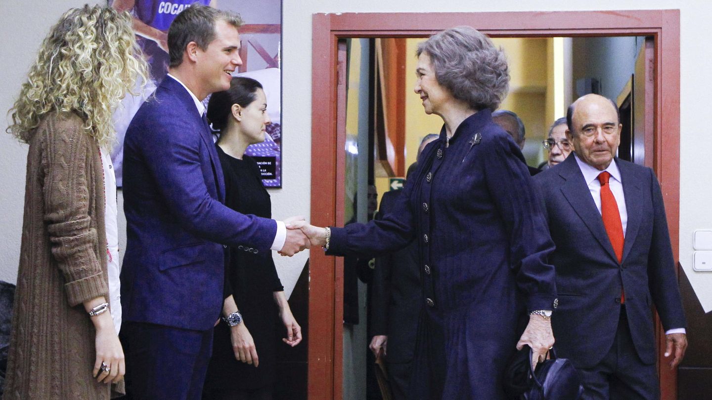La reina Sofía saluda al fundador de Tuenti, Zaryn Dentzel, en 2013. (EFE)