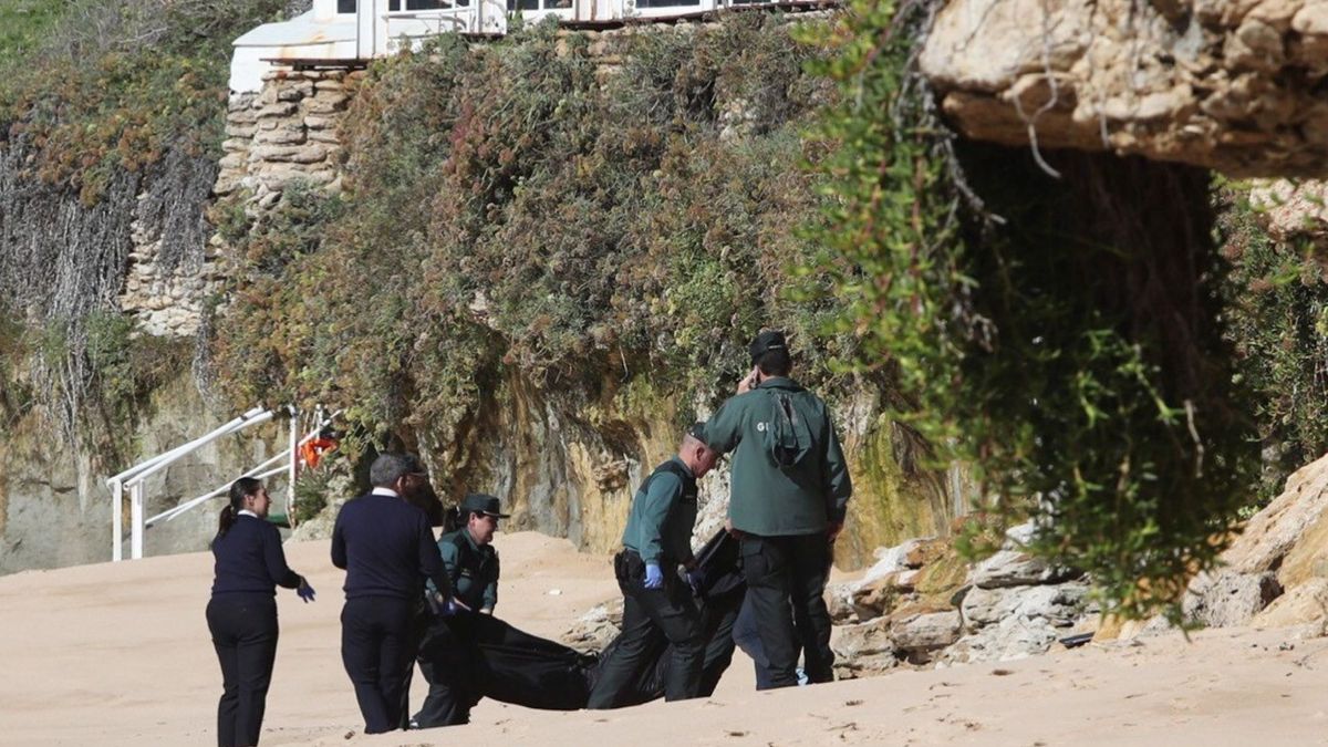 Ya son 18 los cadáveres rescatados de la patera naufragada en Los Caños (Cádiz)
