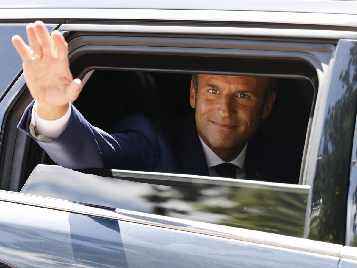 Foto: Macron, al acudir a votar esta mañana. (EFE)
