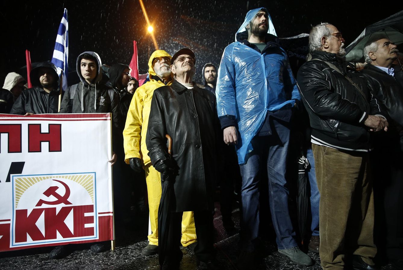 Miembros del Partido Comunista Griego en una manifestación (Reuters).