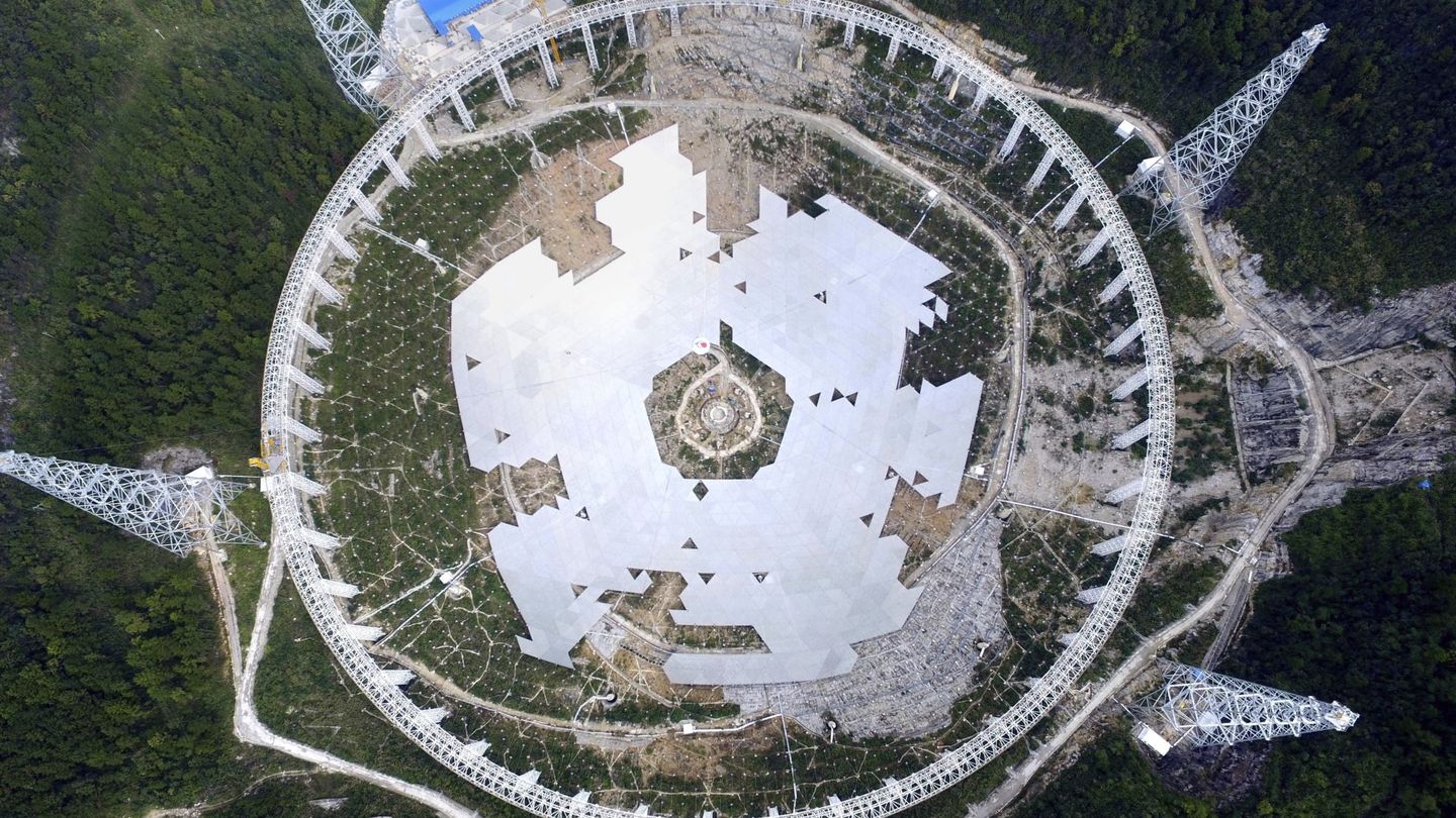 Una vista aérea del FAST durante su construcción. El radiotelescopio está ya operativo.