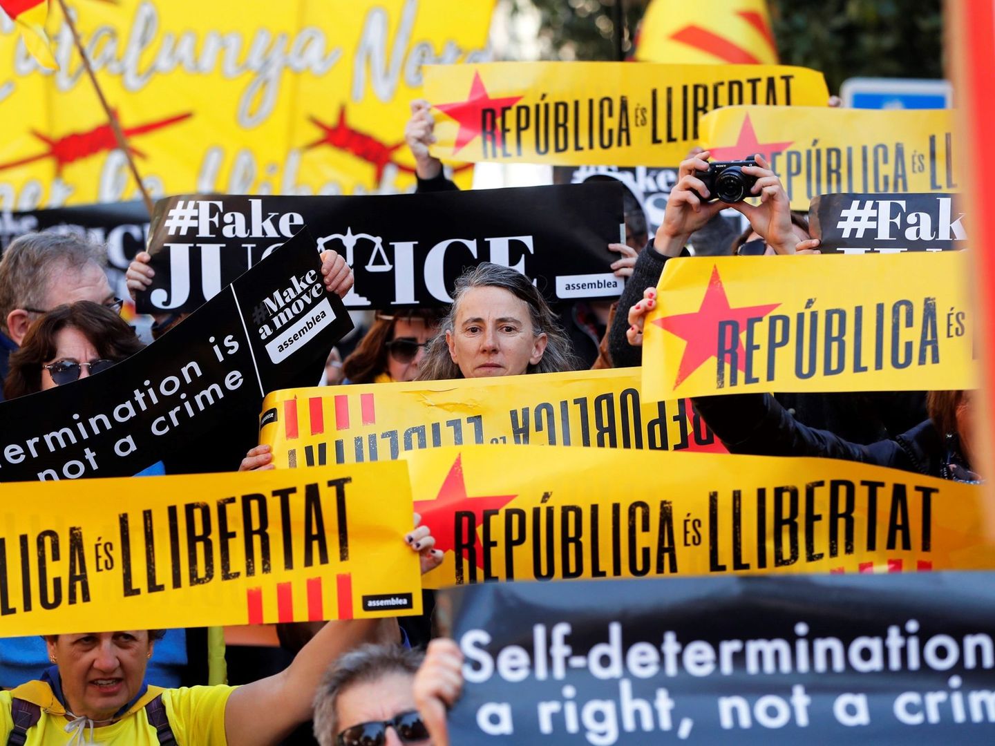 Manifestantes independentistas se concentran en Collioure, este 24 de febrero. (Reuters)