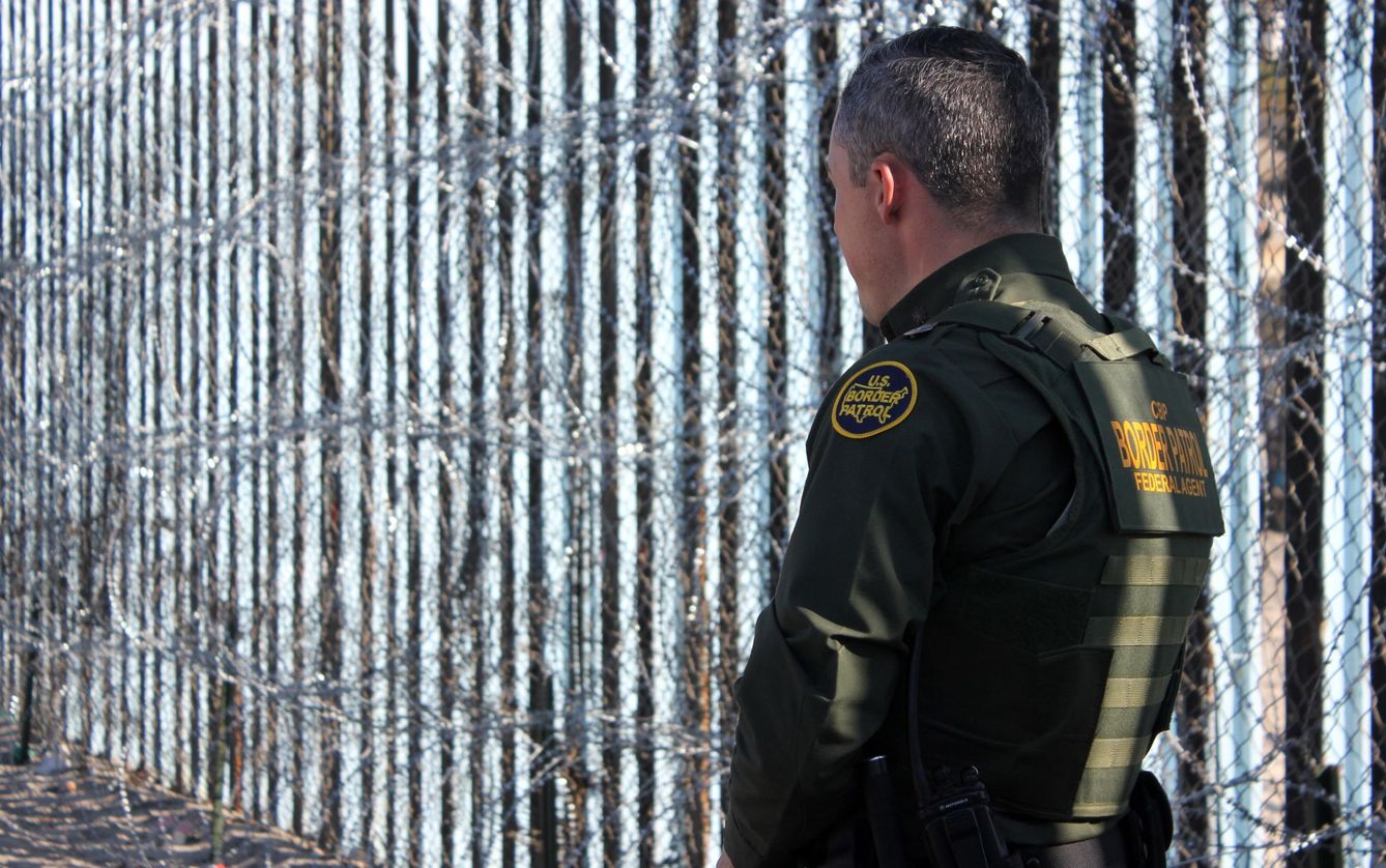 Un agente de la Patrulla Fronteriza vigila junto a la valla en la frontera que separa a San Diego (EE.UU.) y Tijuana (México). (EFE)