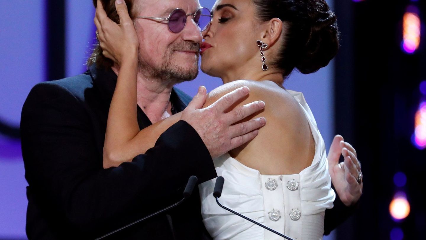 La actriz Penélope Cruz recibe el Premio Donostia de manos del cantante Bono. (EFE)