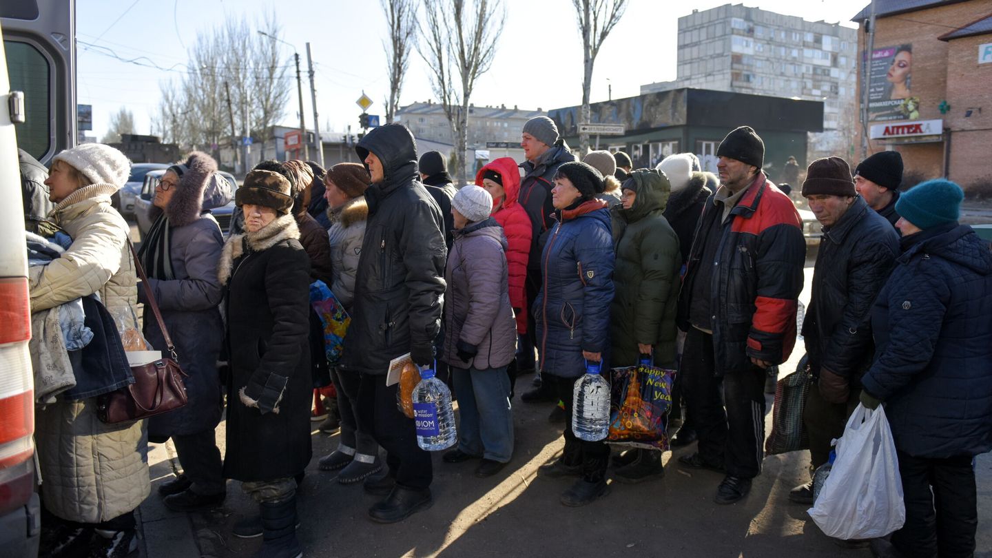 Bakhmut (Ukraine), 24 01 2023.- Local residents stand in line to receive humanitarian aid in Bakhmut, Donetsk region, eastern Ukraine, 24 January 2023. Despite Ukrainian authorities requesting residents to evacuate from the frontline territories, some 8,000 of around 71,000 people living in the area have refused to leave their homes.There is no working infrastructure left - no electricity, heating, water or gas, and due to the ever-present risk of Russian shelling, people mostly spend their time in shelters or the basements of their buildings. Russian troops entered Ukraine on 24 February 2022 starting a conflict that has provoked destruction and a humanitarian crisis. (Rusia, Ucrania) EFE EPA OLEG PETRASYUK 