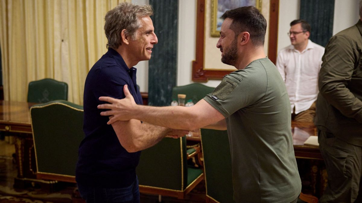 El actor Ben Stiller se reúne con Zelenski en su visita a Kiev: "Eres mi héroe"