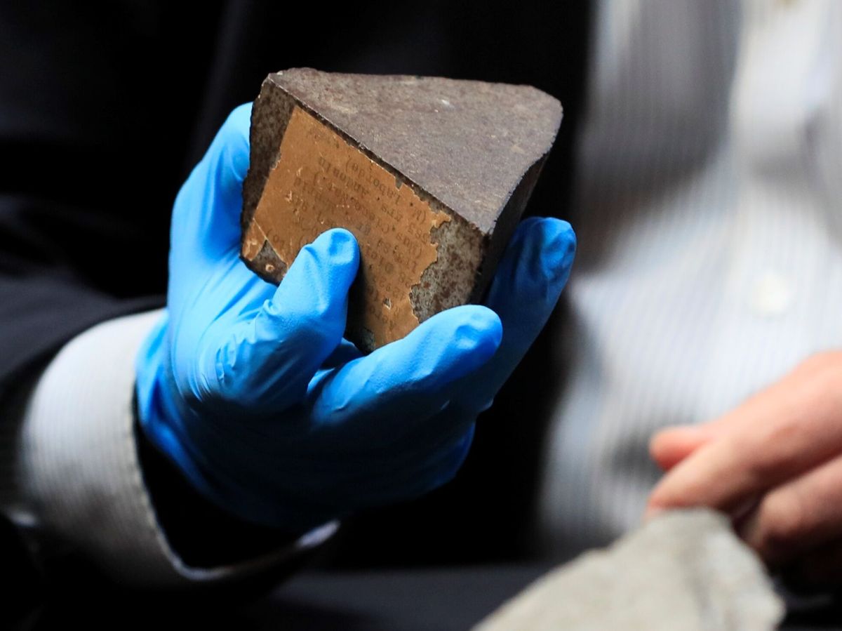 Foto: Detalle del fragmento de meteorito de Reliegos entregado, por parte de la Guardia Civil, al MNCN-CSIC en Madrid, este miércoles. (EFE)