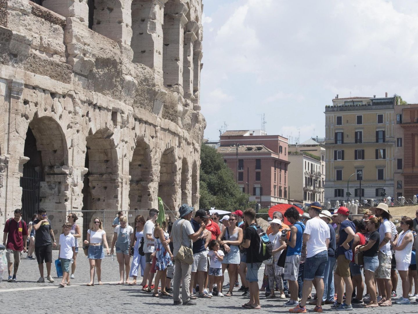 Turistas visitando el Coliseo. (EFE)
