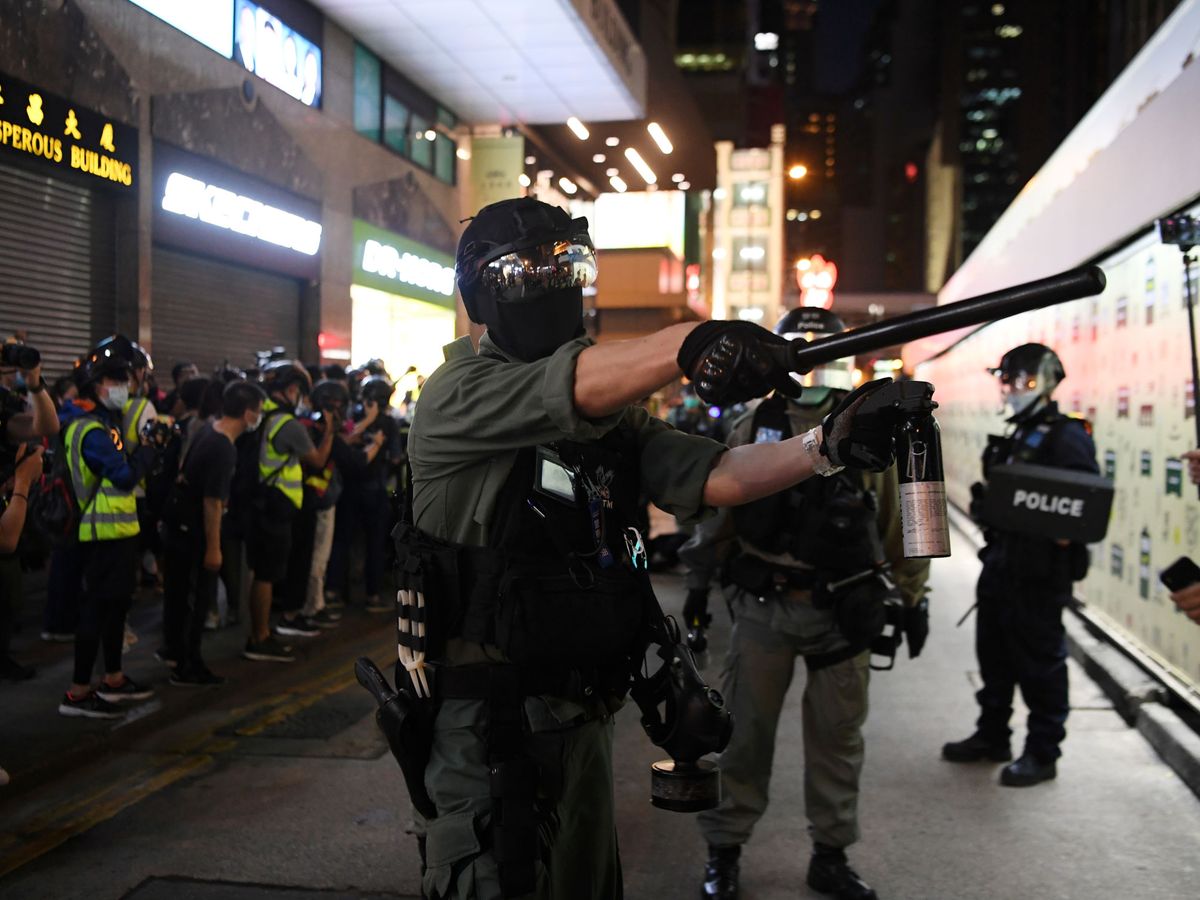 Foto: Agentes de policía, en una protesta en Hong Kong. (Reuters)