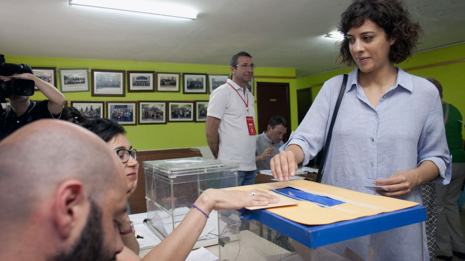 Foto: Una mujer vota en Pontevedrea. (Efe)