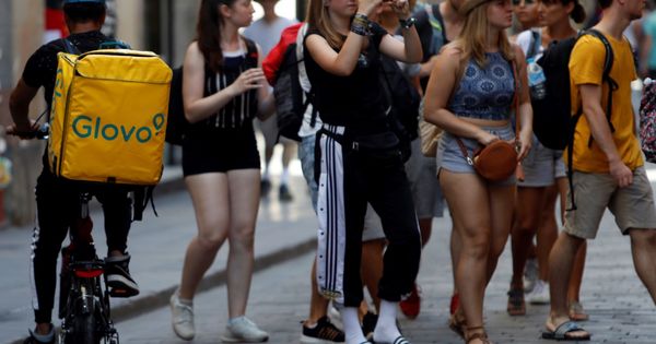 Foto:  repartidor de Glovo circula entre turistas en el centro de Barcelona. (EFE)