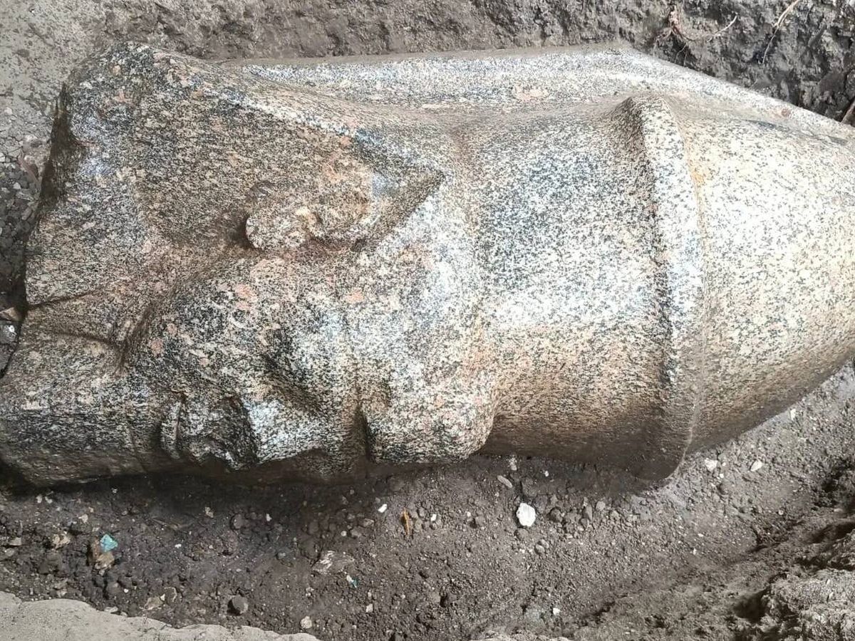 Arqueólogos recuperam duas estátuas colossais com mais de 3 mil anos no Egito