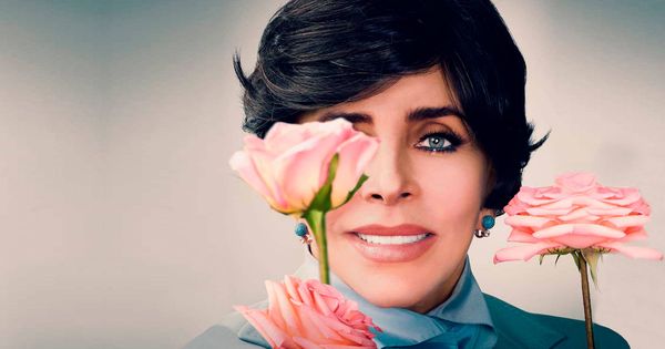 Foto: Verónica Castro en una imagen promocional de 'La casa de las flores'. (Netflix)