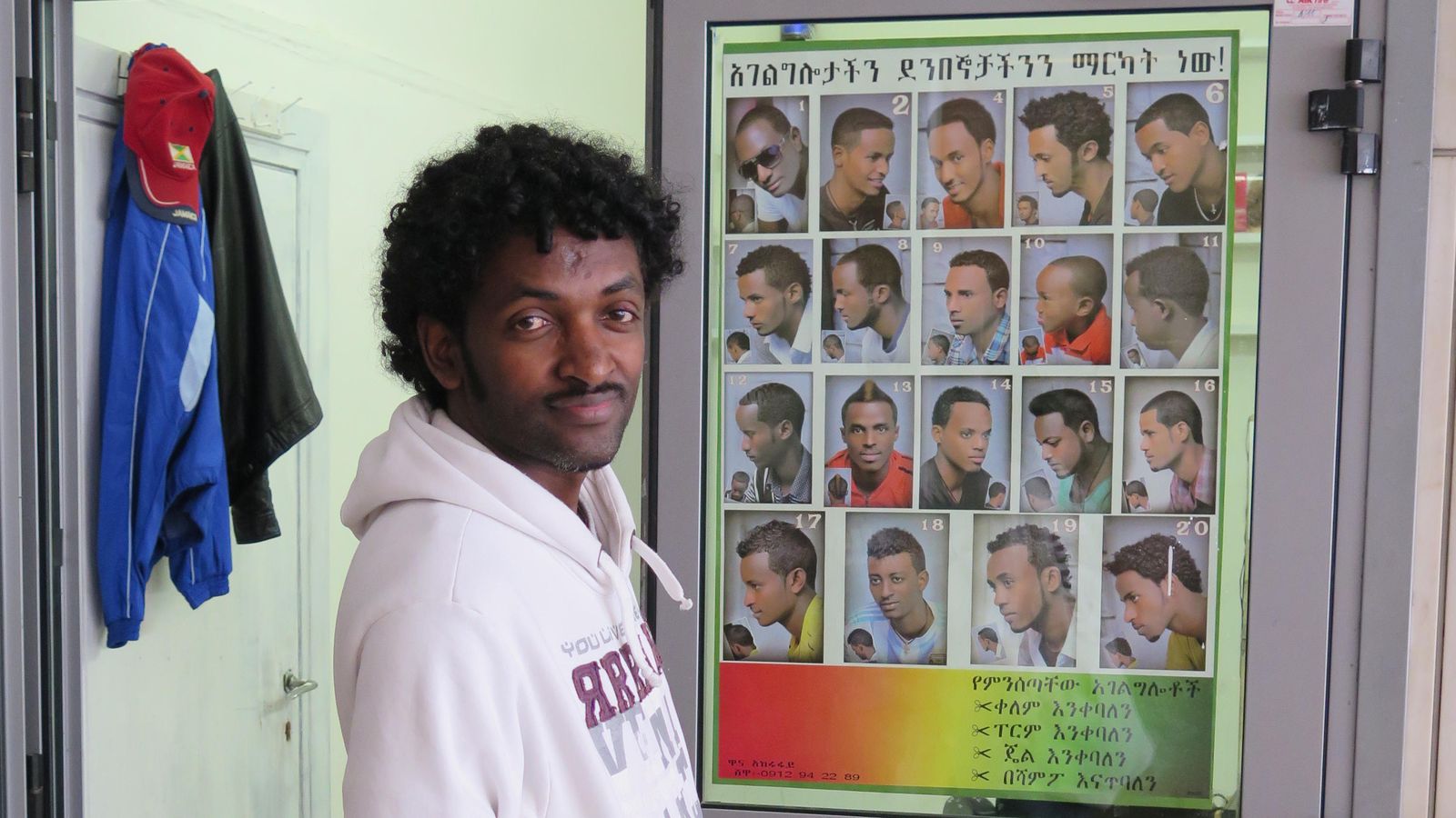 Foto: Adhanom, de 27 años, en el edificio del centro de Roma ocupado por los eritreos (Darío Menor).