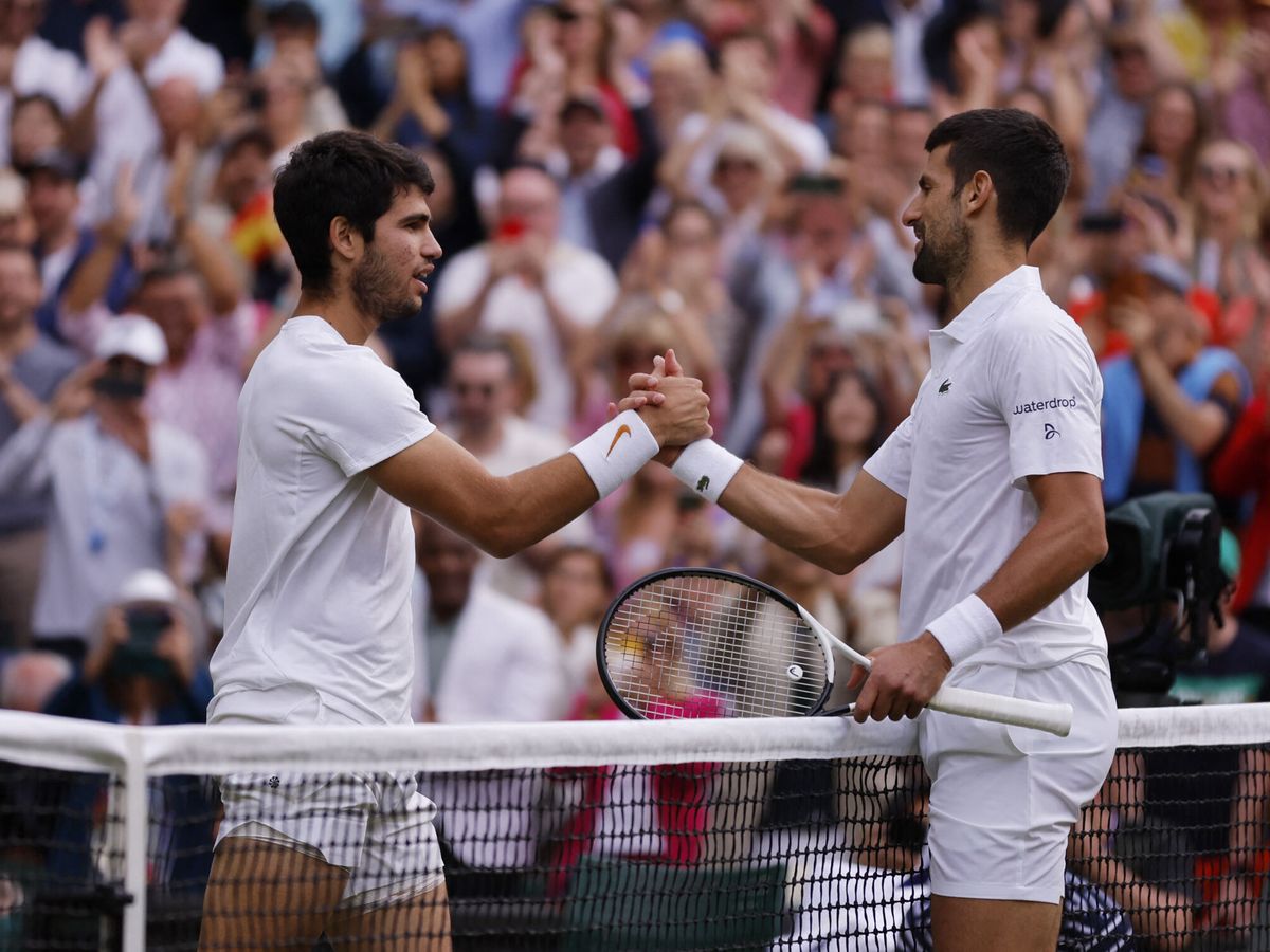 Foto: Carlos Alcaraz y Novak Djokovic, tras la final de Wimbledon 2023. (Reuters/Andrew Couldridge).