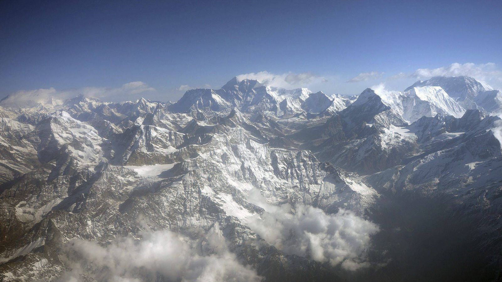 Foto: Imagen del Everest (c) y de otras montañas del Himalaya. (EFE)