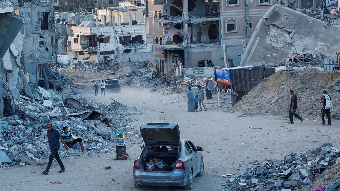 Foto: Palestinos ante las ruinas de los edificios tras los ataques. (Reuters/Mohammed Salem)