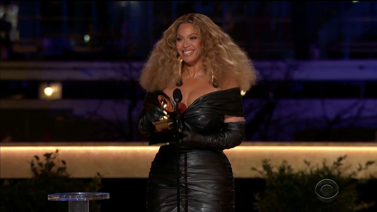 Las artistas Taylor Swift y Beyoncé hacen historia en los Grammy