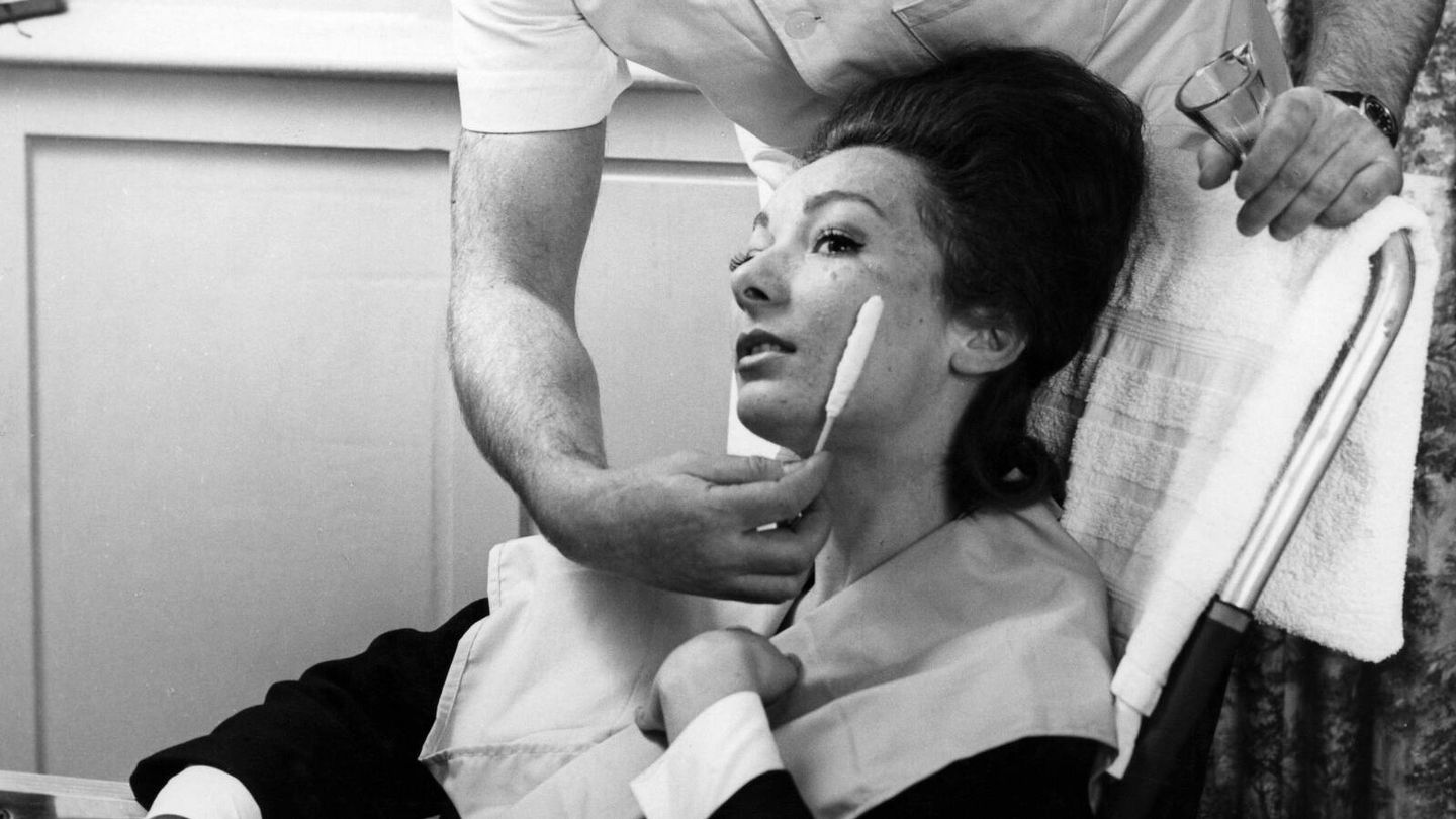 Mr. Pegoff, aplicando su loción especial sobre la piel de una clienta en 1963. (Imaxtree)