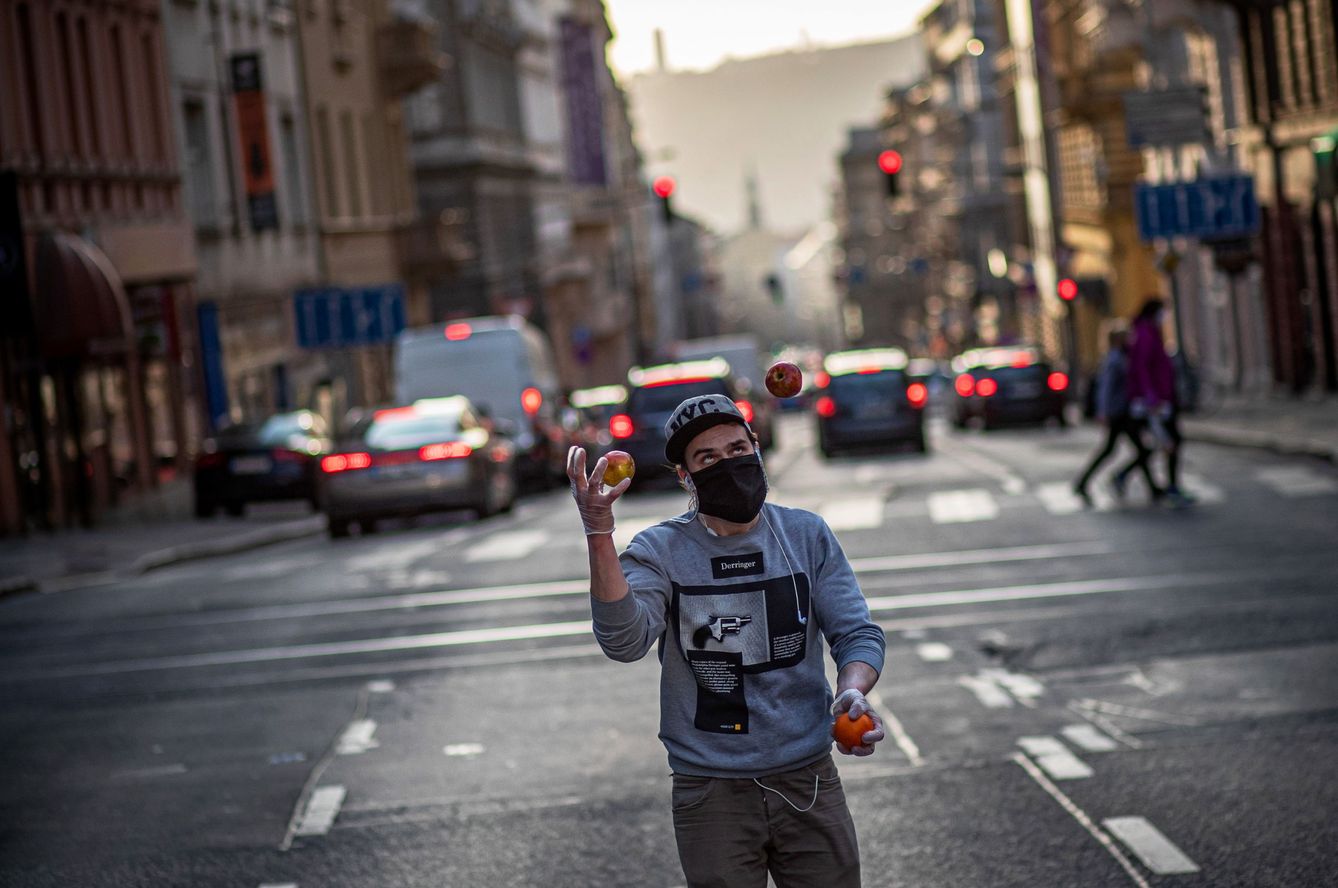 Un artista callejero, en Praga. (Reuters)