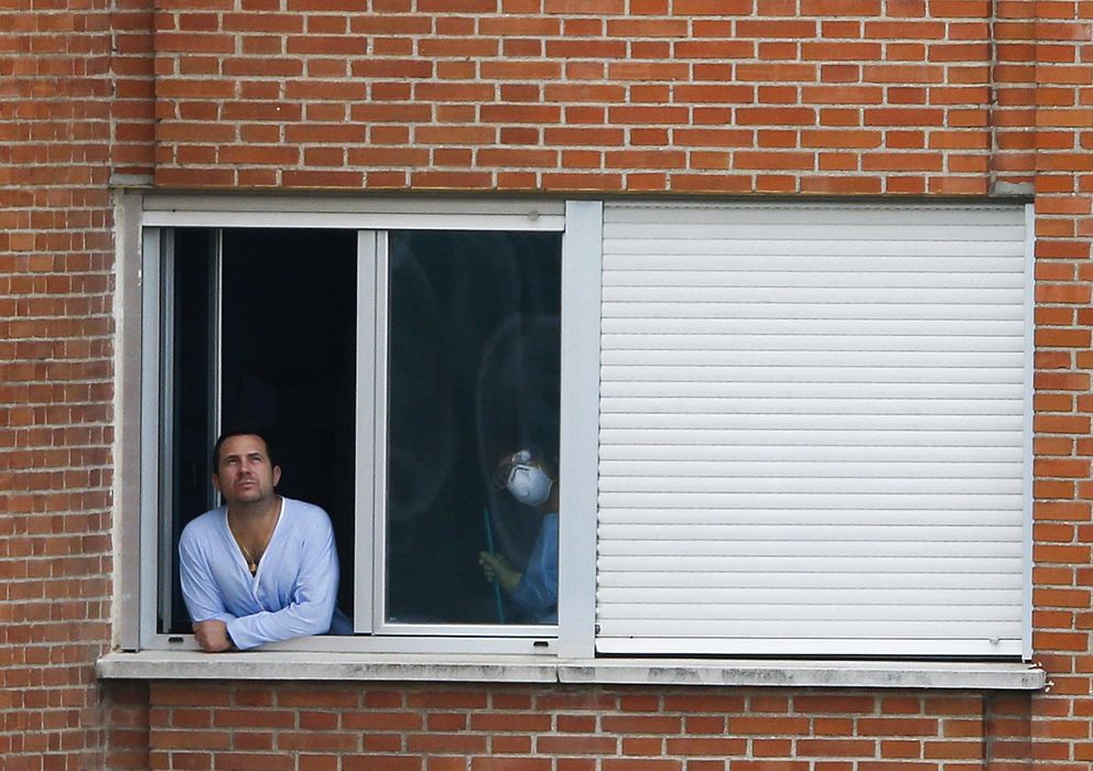 Foto: El marido de Teresa Romero, Javier Limón, asomado a una ventana del Carlos III. (Reuters)