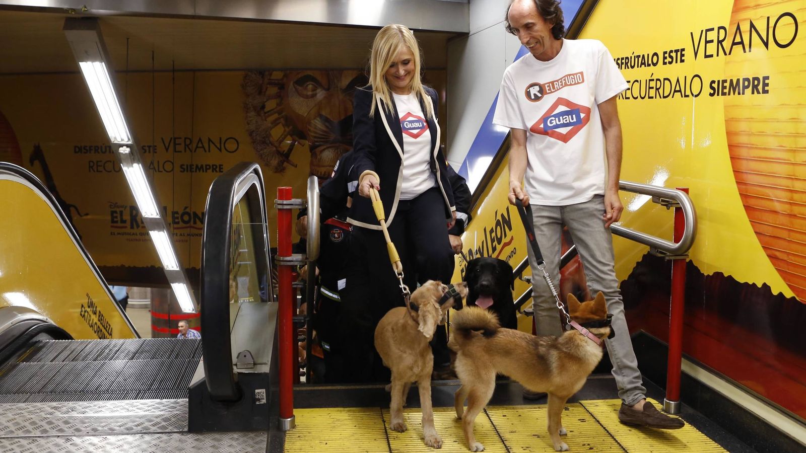 Foto: Cristina Cifuentes, en la presentación de la campaña que autoriza la entrada de perros en el metro de Madrid.