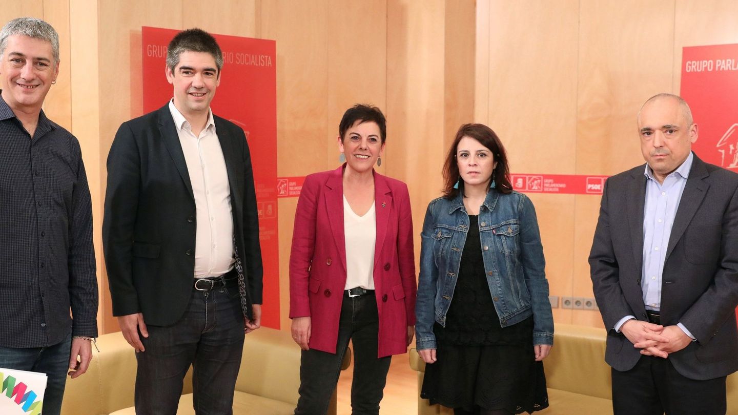 Fotografía facilitada por EH Bildu de la reunión entre el PSOE y su formación. 