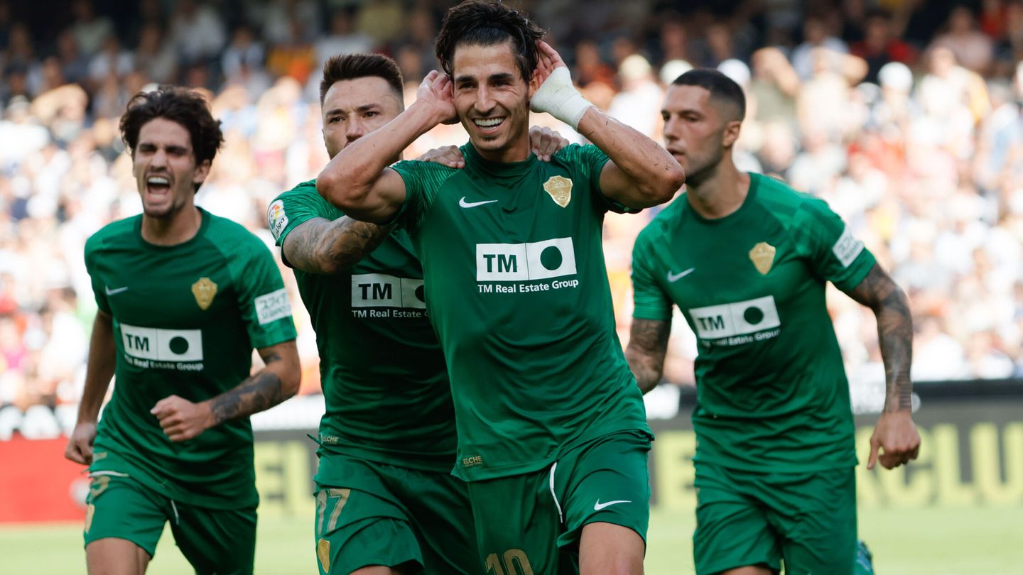 Pere Milla celebra un gol junto a sus compañeros con el Elche.