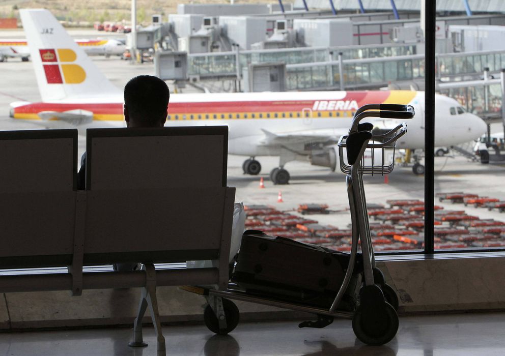 Foto: Viajeros esperan en la T-4 del aeropuerto de Barajas de Madrid. (EFE)