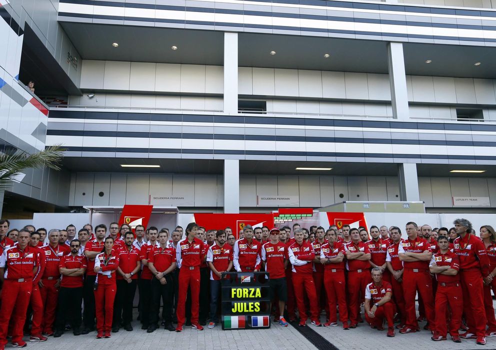 Foto: Todo el equipo Ferrari muestra su apoyo al piloto francés Jules Bianchi.