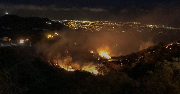 Foto: Otro incendio forestal en Gran Canaria ha obligado a evacuar casas aisladas. (Efe)
