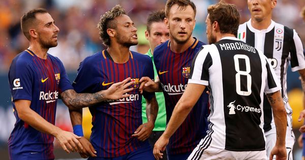 Foto: Neymar se encara con jugadores de la Juventus en el primer partido de la pretemporada. (Reuters)