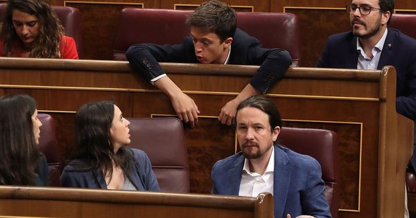 Foto: Pablo Iglesias, Irene Montero, Iñigo Errejón y Alberto Garzón, en sus escaños durante un pleno del Congreso. (EFE)