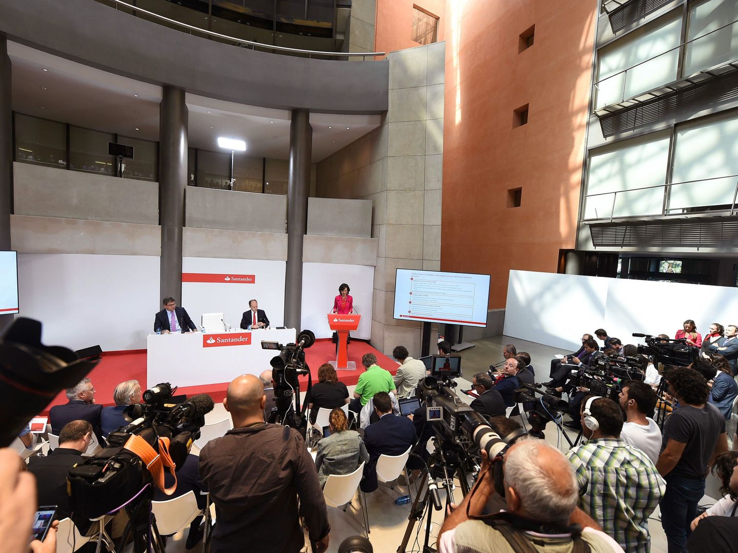 La presidenta del Banco Santander, Ana Botín, en la presentación de la adquisición del Popular. (EFE)