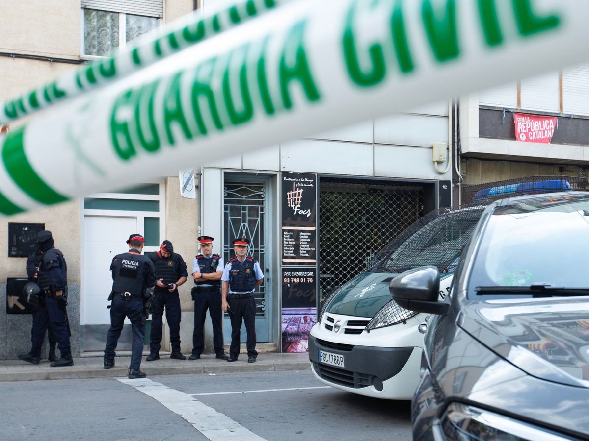 Foto: Una operación de la Guardia Civil y los Mossos en Sabadell (Barcelona), en 2019. (EFE)