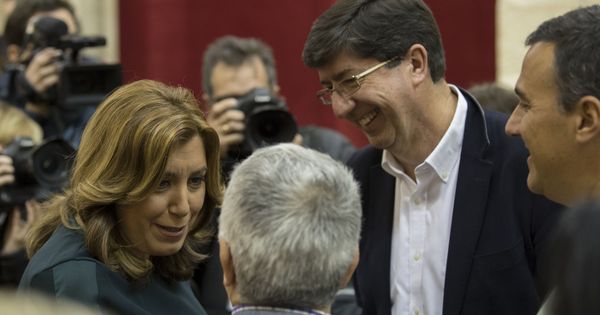 Foto: La presidenta andaluza, Susana Díaz (i), conversa con el líder de Ciudadanos, Juan Marín (2d) y el resto del grupo parlamentario de C's . (EFE)