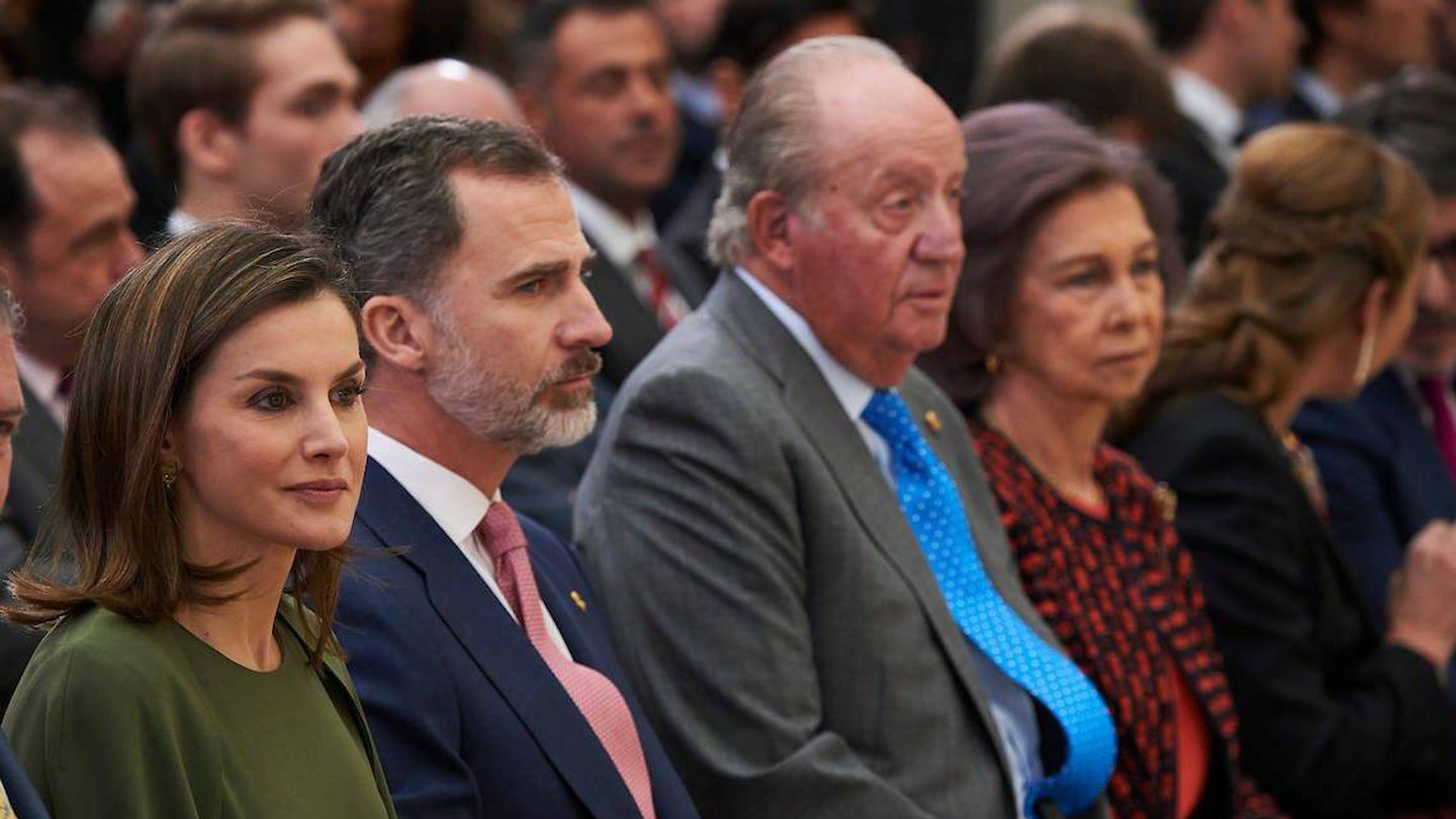 Felipe y Letizia, junto a los Reyes eméritos en un acto oficial. (Limited Pictures)