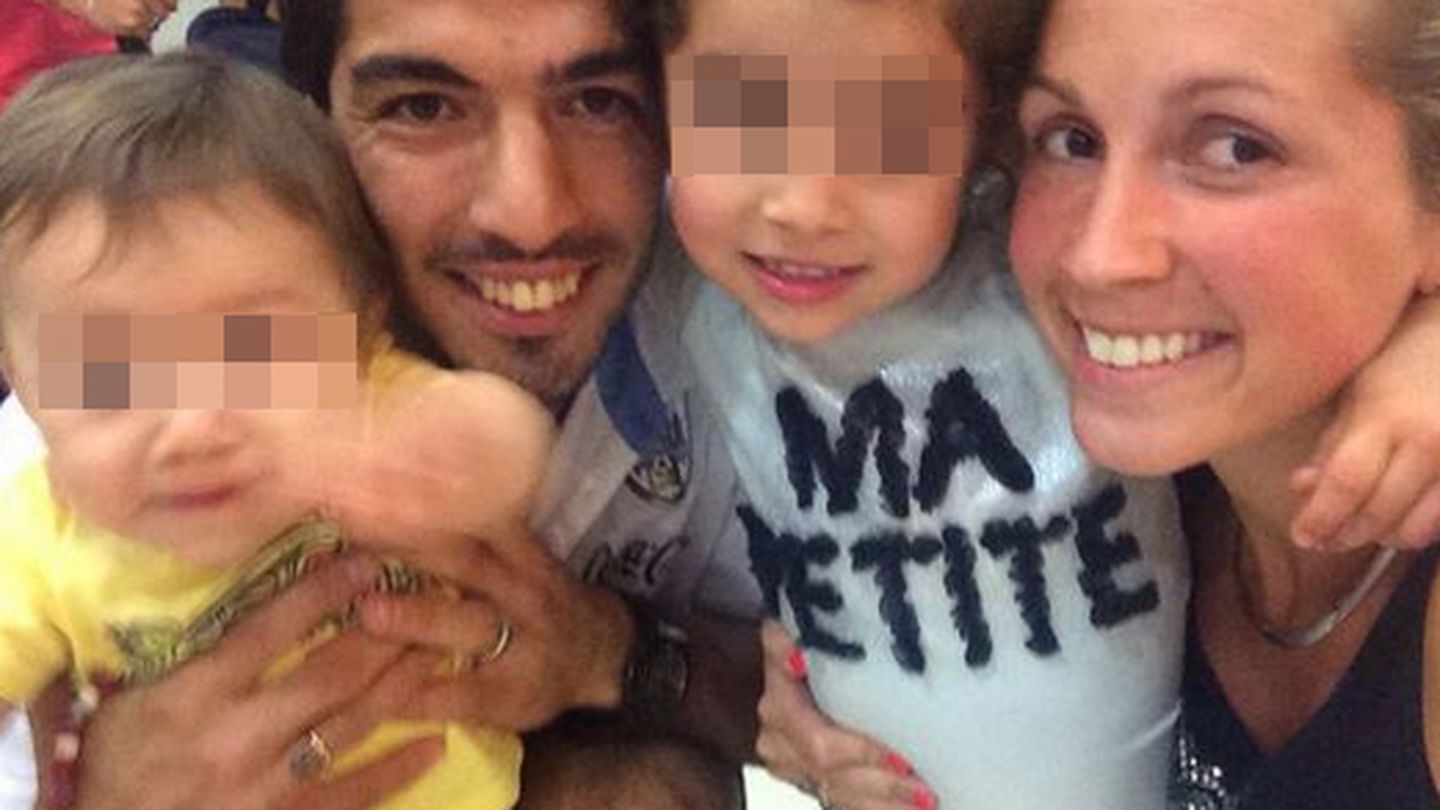 Luis Suárez junto a su mujer Sofía y sus dos hijos, Delfina y Benjamín (Twitter)