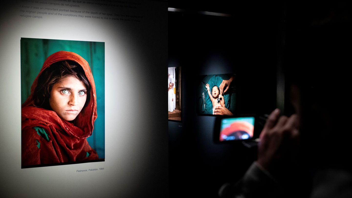 Vista de algunas de las fotografías de Steve McCurry durante la presentación de una exposición retrospectiva de su carrera, titulada 'Icons', este miércoles en el Colegio Oficial de Arquitectos en Madrid. (EFE/Luca Piergiovanni)