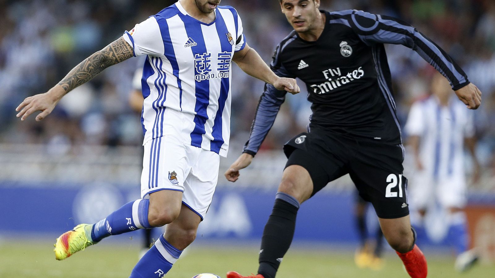 Foto: Iñigo Martínez, ante Morata en el partido de LaLiga entre la Real y el Madrid en Anoeta. (EFE)
