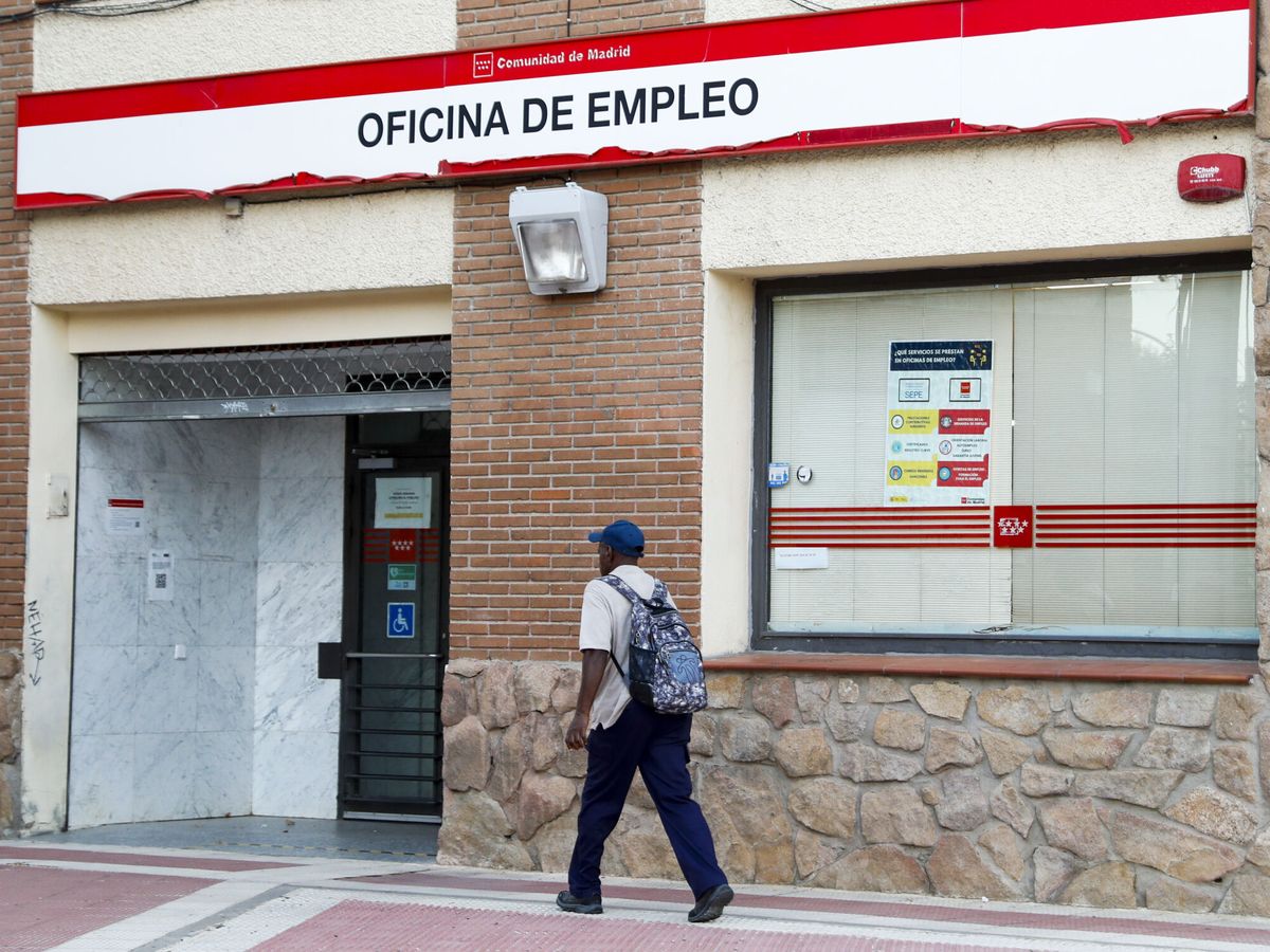 Foto: Un hombre camina junto a una oficina de empleo en Madrid. (EFE/Luis Millán)