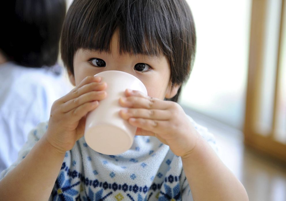 Foto: Un niño da un sorbo a un vaso en una guardería en Tokio. (EFE) 