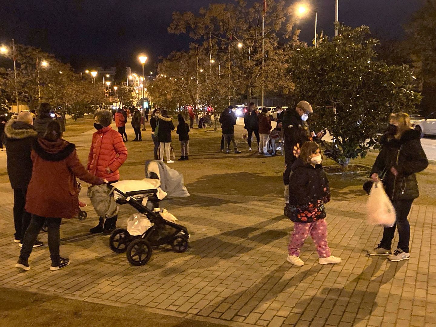 Vecinos del área metropolitana de Granada se echan a la calle después de varios terremotos en enero. (EFE)