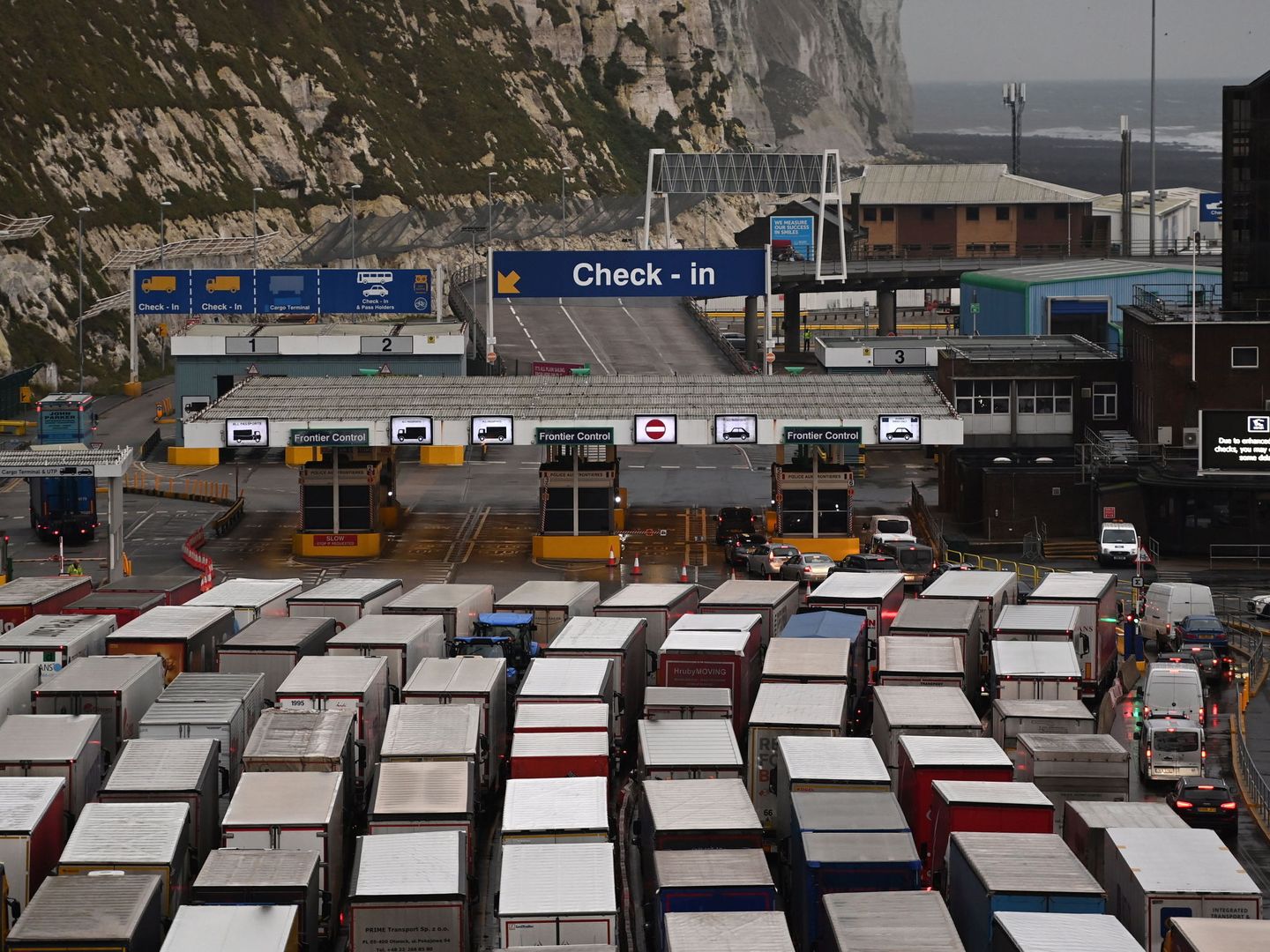Camiones de carga hacen cola en Dover mientras siguen las negociaciones del Brexit. (EFE)