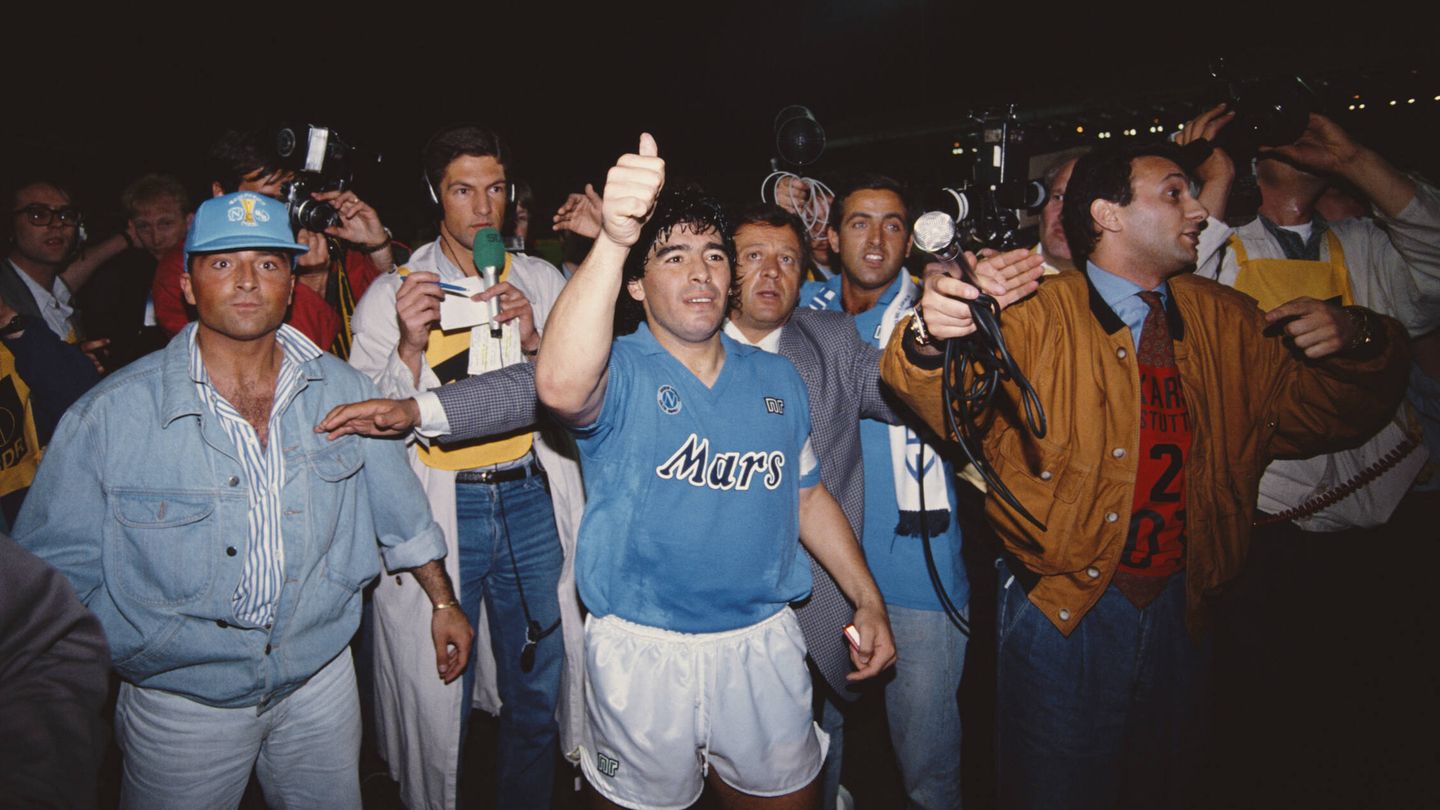 Maradona, eufórico tras ganar la UEFA en 1989. (Getty/Simon Bruty)