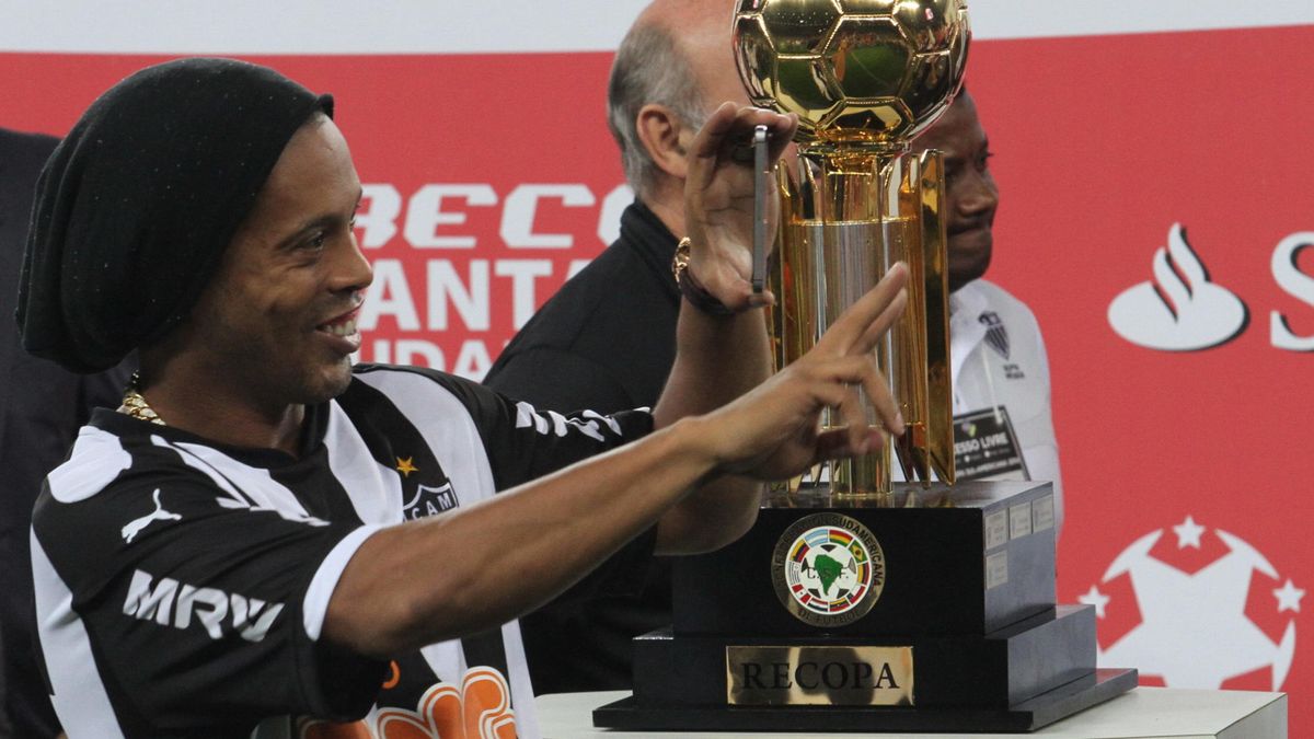 Ronaldinho la lía al pedir permiso a su club para jugar el homenaje a Deco y no acudir