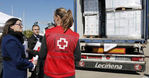 Foto: La vicepresidenta valenciana Mònica Oltra observa los preparativos de un cargamento de ayuda de Cruz Roja con destino a los refugiados sirios, en marzo de 2016. (EFE)